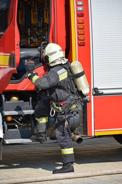 Firefighter at work in the city street - Foto, Bild