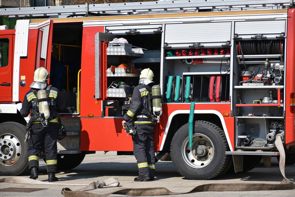 Пожежник на роботі на міській вулиці
 - Фото, зображення