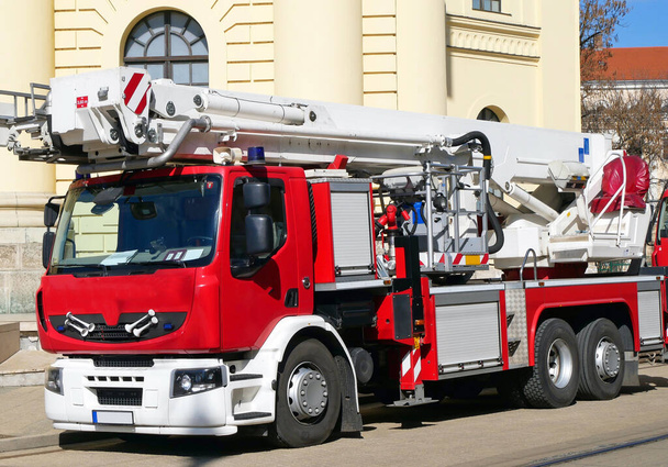 Пожежна машина на міській вулиці
 - Фото, зображення