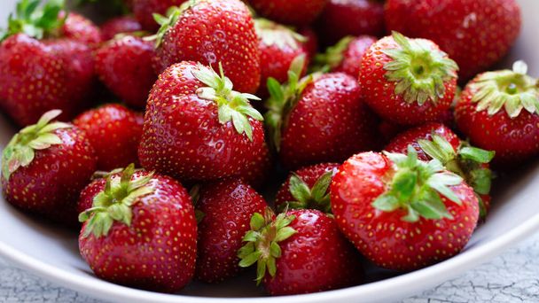 Fresas maduras en una canasta. Dulce placer jugoso de frutas de verano - Foto, imagen