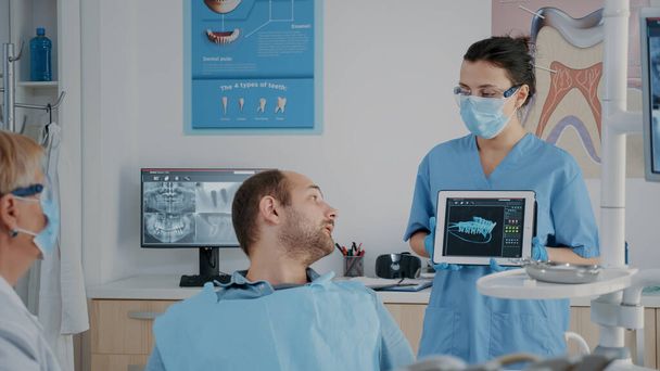 Zespół stomatologiczny wskazujący na radiografię protezy w tabletkach - Zdjęcie, obraz