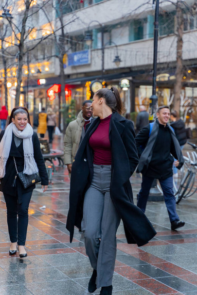 Группа мультирасовых деловых людей гуляют и улыбаются вместе снаружи - Фото, изображение