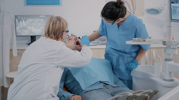 Equipo de especialistas en prótesis dentales después del procedimiento quirúrgico - Foto, imagen