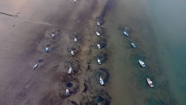 英国サフォークのオーウェル川の岸の無人機から真下を見下ろす - 写真・画像