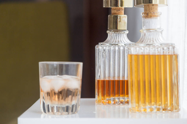 Botellas de vidrio de lujo con diferentes espíritus alcohólicos en el interior, copiar espacio foto - Foto, Imagen