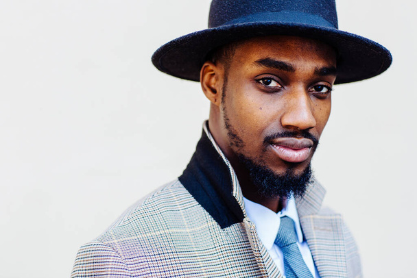 portrait d'un bel homme afro-américain en chapeau et costume sur fond clair - Photo, image
