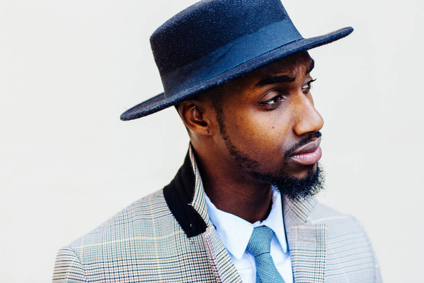 retrato de um homem afro-americano bonito em chapéu e terno em fundo claro - Foto, Imagem