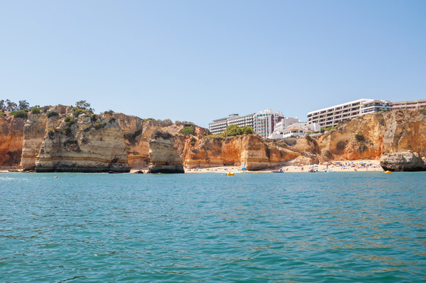 ポルトガルでの岩石の多い海岸の高級ホテル - 写真・画像