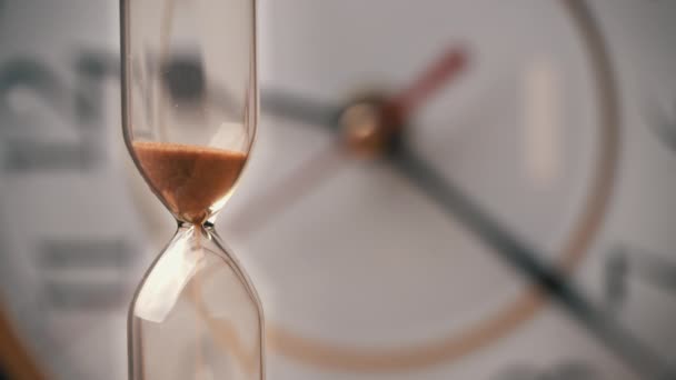Hourglass Close-up is Pouring Εναντίον του φόντου Συνήθης Μηχανική ρολόι - Πλάνα, βίντεο