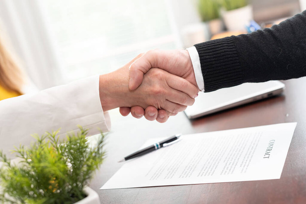 Бизнесмен и бизнесмен пожимают друг другу руки (используется текст Lorem ipsum) - Фото, изображение