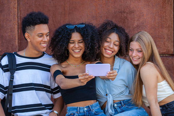 happy diverse group teens taking selfie with mobil phone - Zdjęcie, obraz