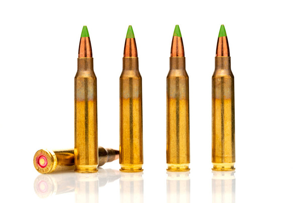 Eine Gruppe von 5,56 kalibar-, grüne Spitze Kugeln in die Linie auf weißem Hintergrund bestellt - Foto, Bild