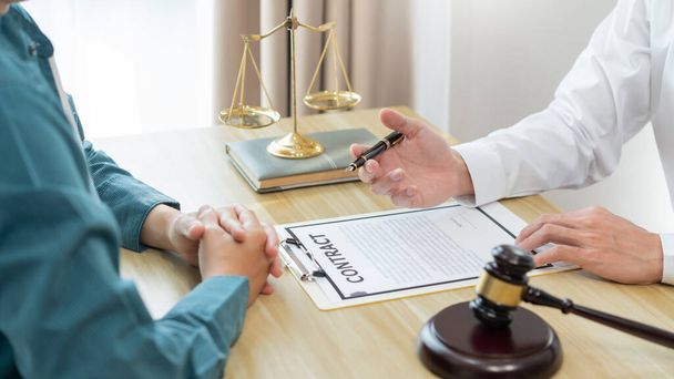 Juridisch adviesconcept Een mannelijke advocaat die wat vage informatie over het contract zoekt en om meer uitleg vraagt - Foto, afbeelding