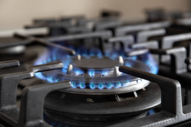 cucina fornello a gas con fuoco ardente - Foto, immagini
