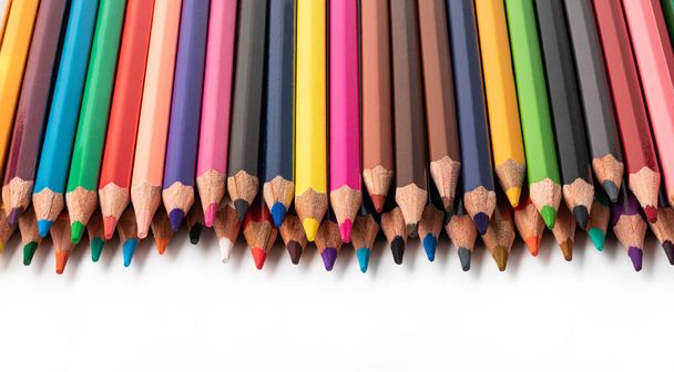 Цветные карандаши изолированы на белом фоне - Фото, изображение