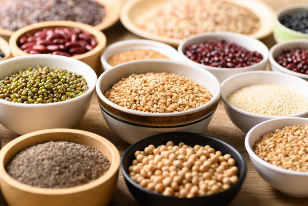 Vários cereais, grãos, feijão, leguminosas e sementes em tigela, ingredientes alimentares - Foto, Imagem