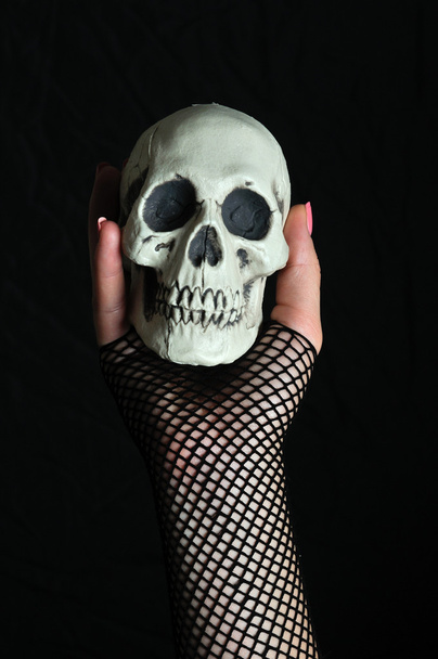 Női kezében egy koponya a kezében - Fotó, kép