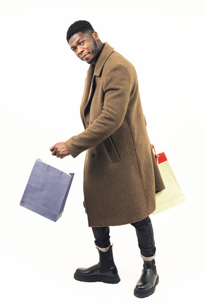 Αφροαμερικάνος κάνει ψώνια λευκό φόντο - πλήρη εικόνα - Φωτογραφία, εικόνα