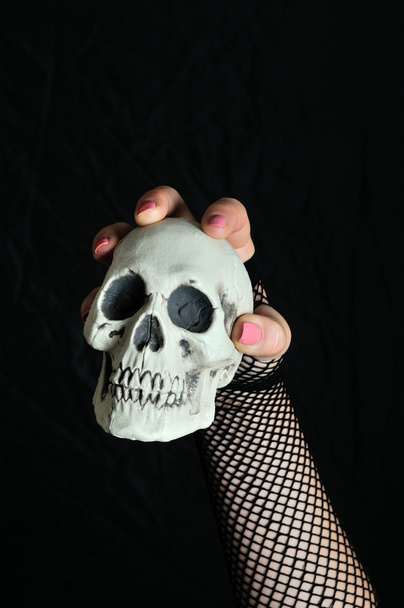 Main féminine tenant un crâne dans sa main
 - Photo, image