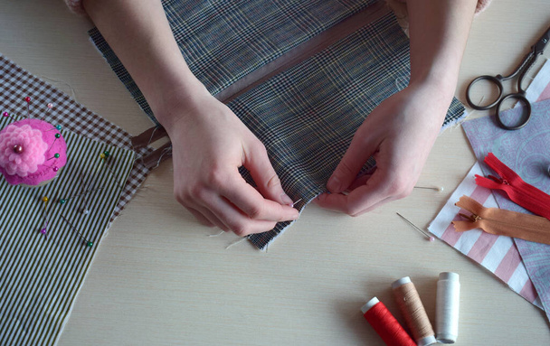 Het maken van een textiel potlood geval. Handgemaakte cosmetische tas naaien. Stap voor stap. - Foto, afbeelding