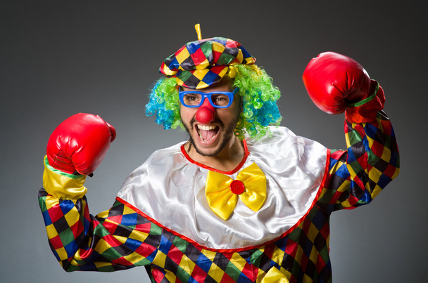 Clown drôle avec des gants de boxe - Photo, image