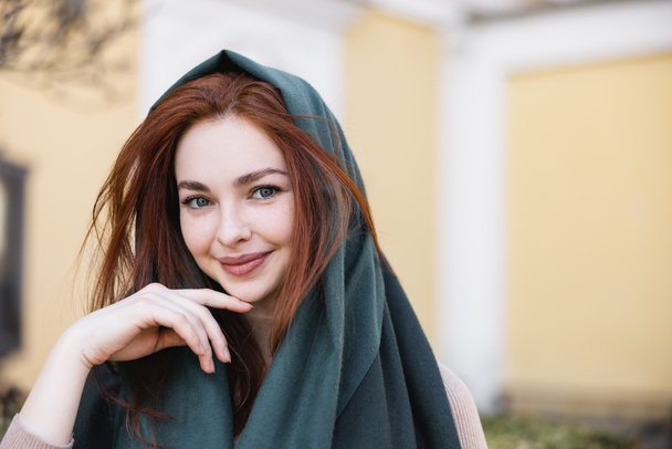 retrato de jovem ruiva mulher em lenço de cabeça sorrindo enquanto olha para a câmera - Foto, Imagem