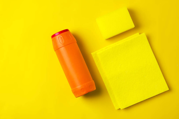 Моющее средство и моющие губки на желтом фоне с копировальным пространством - Фото, изображение