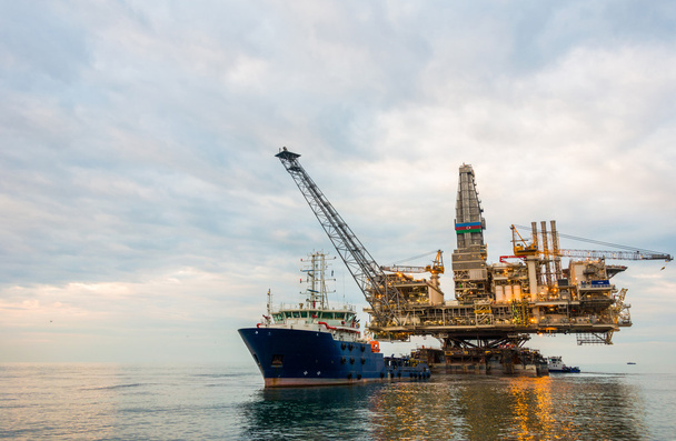 Нефтяная платформа в спокойном море - Фото, изображение