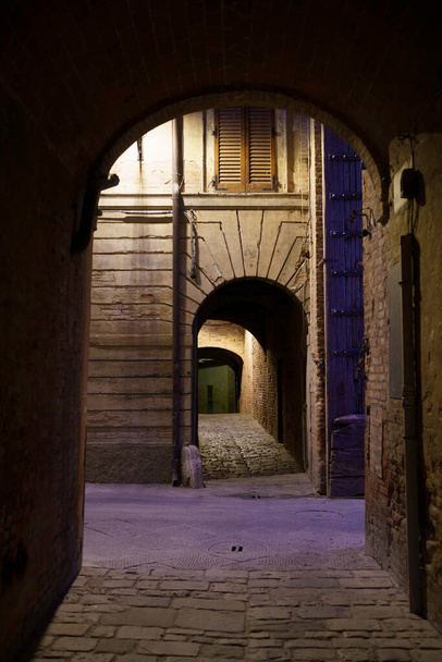 ブオンコンベント,シエナ県の中世の町,トスカーナ州,イタリア,夜 - 写真・画像