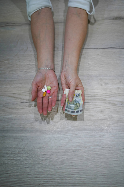 молодая женщина готовит лекарства на дому две руки закрыть - Фото, изображение