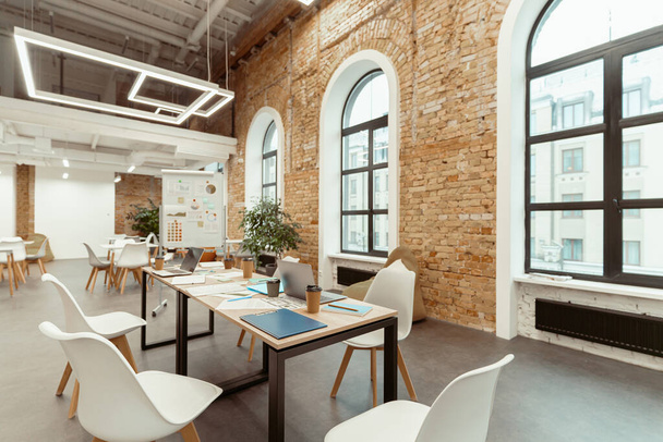 Sala de trabalho vazia em coworking moderno em estilo loft - Foto, Imagem