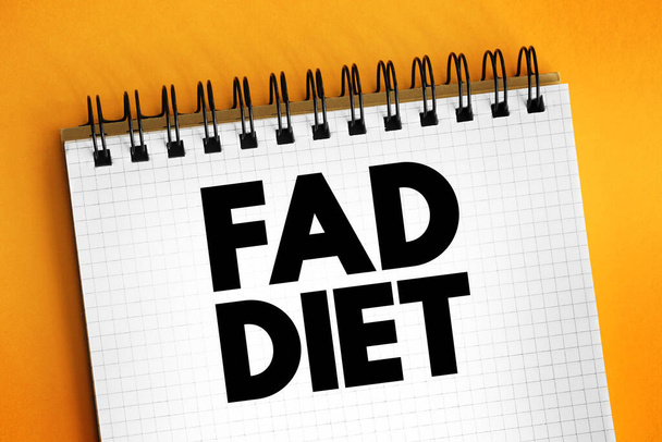 Modische Ernährung - ohne eine gängige Ernährungsempfehlung zu sein und oft unangemessene Behauptungen über eine schnelle Gewichtsabnahme oder gesundheitliche Verbesserungen aufzustellen, Textkonzept auf dem Notizblock - Foto, Bild