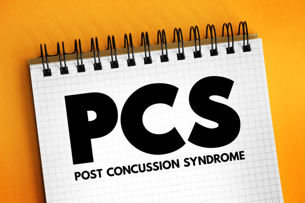 PCS Σύνδρομο μετά τη διάσειση - σύνολο συμπτωμάτων που μπορεί να συνεχιστεί για εβδομάδες ή περισσότερο μετά από διάσειση, ακρωνύμιο ιατρική έννοια στο σημειωματάριο - Φωτογραφία, εικόνα