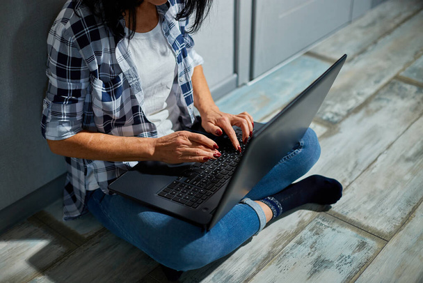 Érett nő gépelés a számítógépen a távoli munkavégzés, Freelancer senior nő dolgozik laptop, otthon, ellenőrzése a szociális média, online vásárlás, rendelési szállítási otthon emeleten. - Fotó, kép