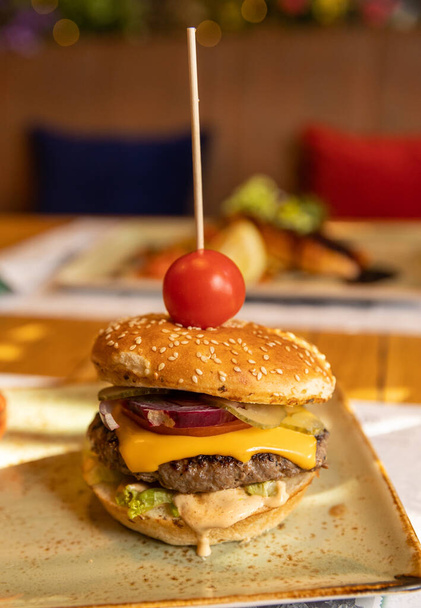 Delicious burger served in the restaurant - Zdjęcie, obraz