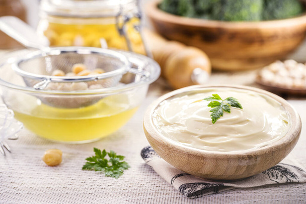 Vegan majonéza z cizrny a legemus, se sklenicí aquafaba v pozadí, vejce nebo mléčné složky - Fotografie, Obrázek