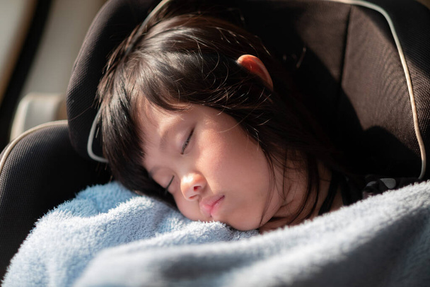 dziecko śpi na samochodzie, dziecko źle się czuje, śpi na morzu samochodowym - Zdjęcie, obraz
