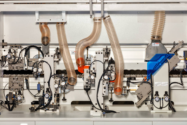 İç kontrol mekanizmaları ve hava akımı emme kullanarak modern bir ahşap çalışma makinesinden toz ve çipleri kaldırma sistemi. - Fotoğraf, Görsel
