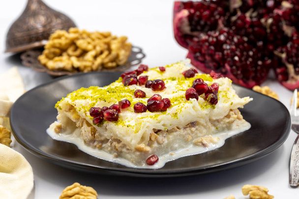 Deser Gullac (deser mleczny) na białym tle. Tradycyjny turecki deser. zbliżenie - Zdjęcie, obraz