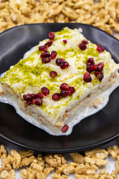 Deser Gullac. Tradycyjny turecki deser z orzechami włoskimi. Gullac to deser zrobiony z mleka. zbliżenie - Zdjęcie, obraz