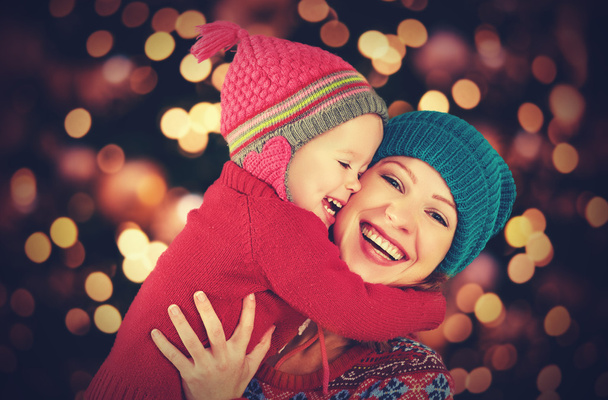 família feliz mãe e filha brincando no inverno para o Natal
 - Foto, Imagem