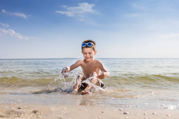 Bambini che giocano acqua sulla spiaggia - Foto, immagini
