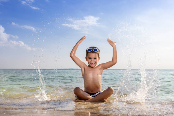 Dzieci bawiące się wodą na plaży - Zdjęcie, obraz