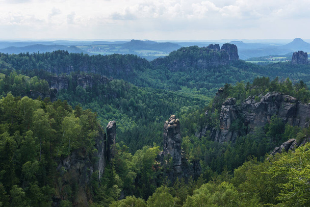 View to the Schrammsteine rock formation from Carolafelsen, Saxon Switzerland, Germany - Foto, Imagem
