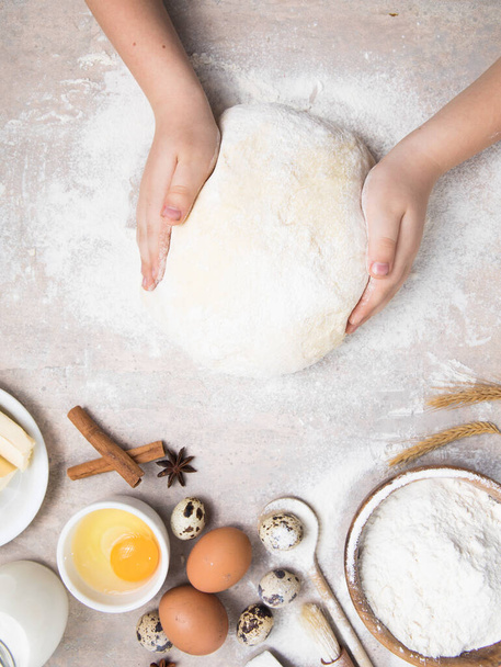 小麦粉とキッチン用品、ベーキング皿、テーブルの上に卵とローリングピンを打ちます。焼く,料理の概念.シェフはパンとジンジャーブレッドクッキーを作っています。調理の膝や生地をロール. - 写真・画像