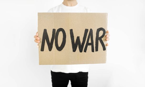 ロシアのウクライナへの戦争。戦争を止めるという伝言を持った男。テキストプレート « NO WAR". - 写真・画像