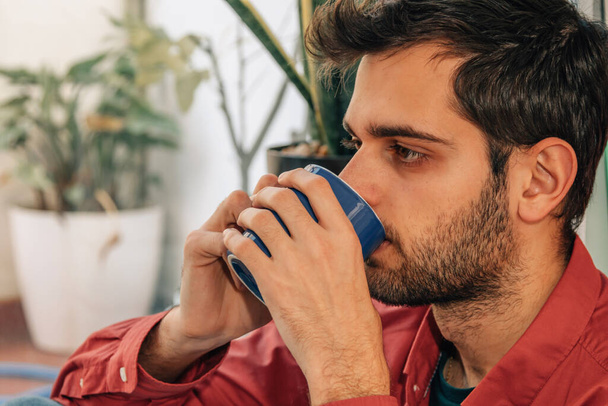 portret człowieka pijącego lub pijącego kawę - Zdjęcie, obraz