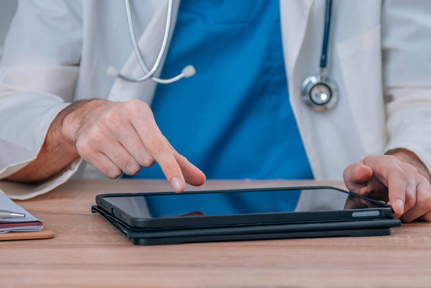 manos del médico con pantalla digital o tableta - Foto, imagen