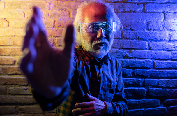 starszy Azjata, gra z wirtualnej rzeczywistości gogle, walki w wirtualnej rzeczywistości metawersum - Zdjęcie, obraz