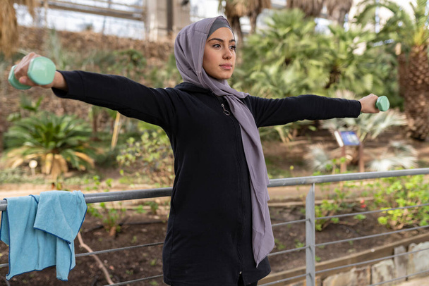 Arabiurheilija kuntoilee ja käyttää hijabia. säännöllinen urheilu vahvistaa immuunijärjestelmää ja edistää hyvää terveyttä. terveellinen elämäntapa musliminainen. - Valokuva, kuva